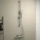 Brausethermostat mit Handbrause und Schlauch. Montage an Wand mit vertikaler Stange. Chromfarbenes Design von Ideal Standard.